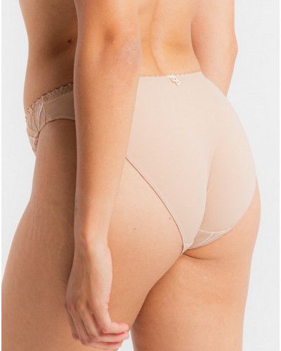 Brief Louisa Bracq Julia (Chair)