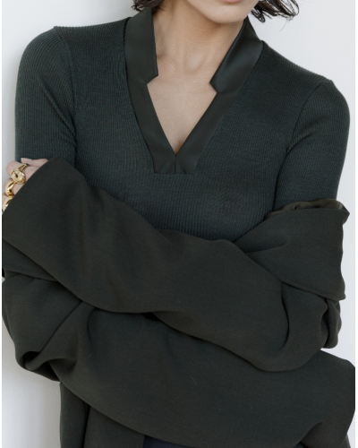 Ribbed V-neck blouse wool and silk satin border Oscalito 6341 (Bosco)