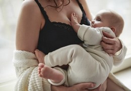 Un soutien-gorge d’allaitement confortable et élégant qui aide les jeunes mamans telles que Anke Buckinx et Amaury van Kenhove à se sentir belles et féminine