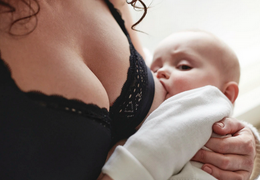 Un soutien-gorge d’allaitement confortable et élégant qui aide les jeunes mamans telles que Anke Buckinx et Amaury van Kenhove à se sentir belles et féminine